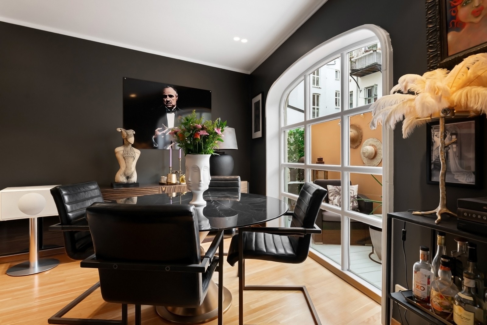 Velegnet plass til spisebordsgruppe som gir et naturlig skille mellom stue- og kjøkken. Galleribilde