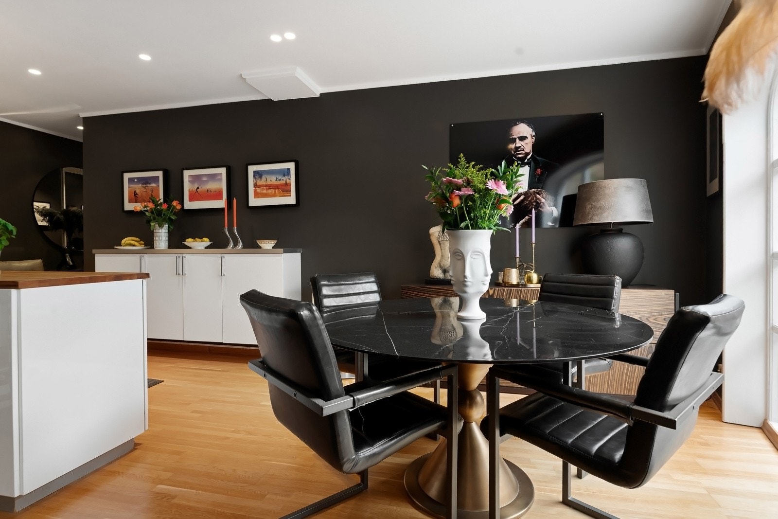 Boligen har parkett på gulv, malte flater og malt himling med sporadiske downlights. Galleribilde