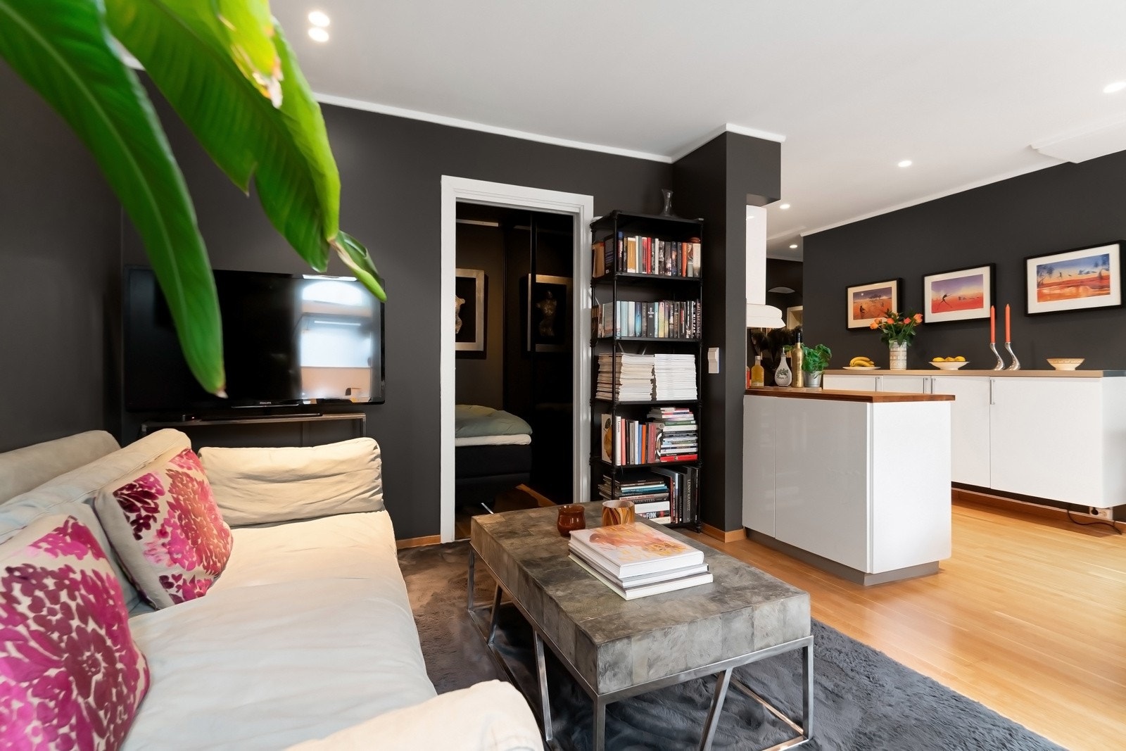 Delvis åpen stue- og kjøkkenløsning med god soneinndeling. Galleribilde