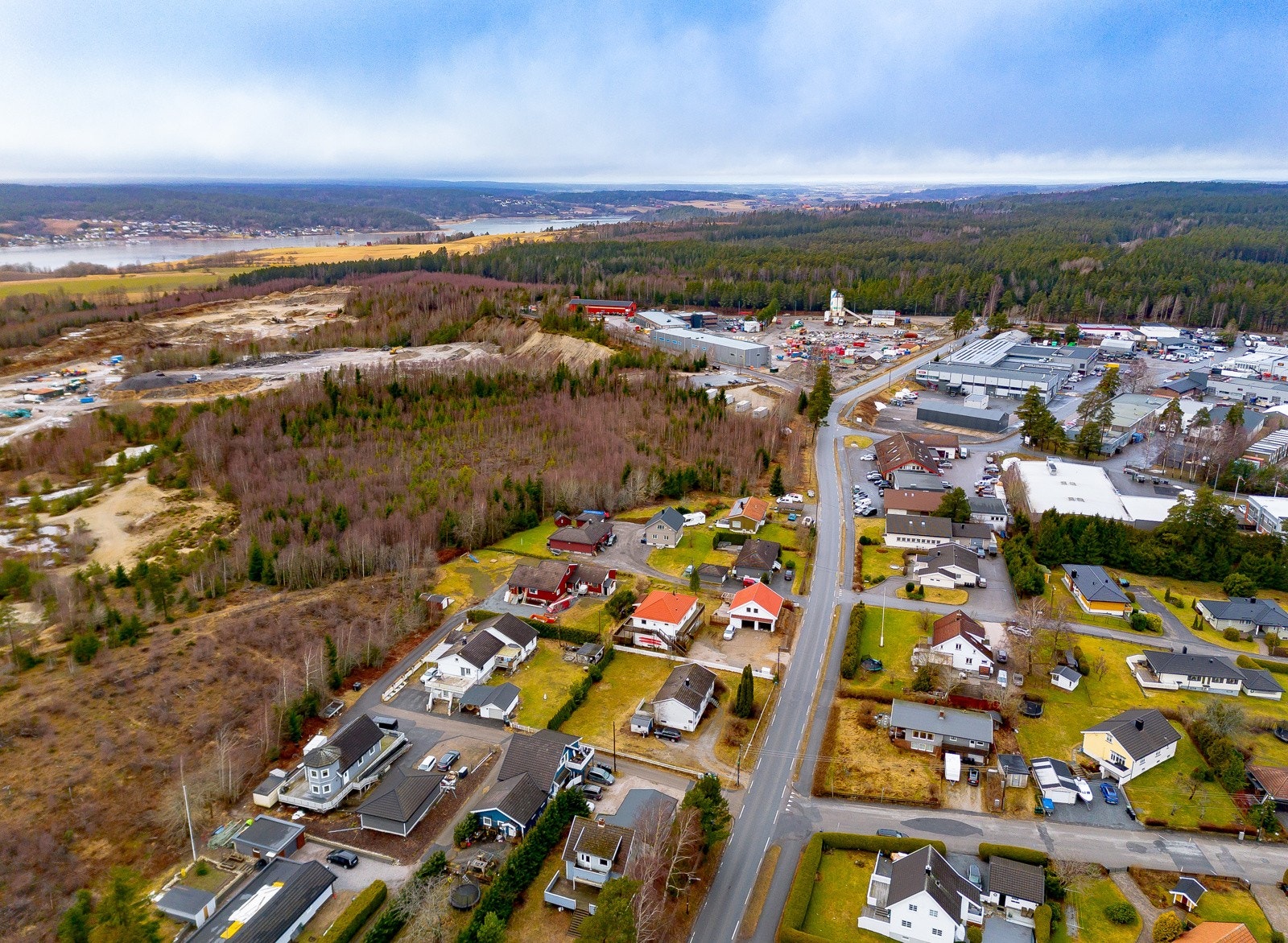 Dronefoto viser at eiendommen ligger rett ved Kalnesskogen Galleribilde