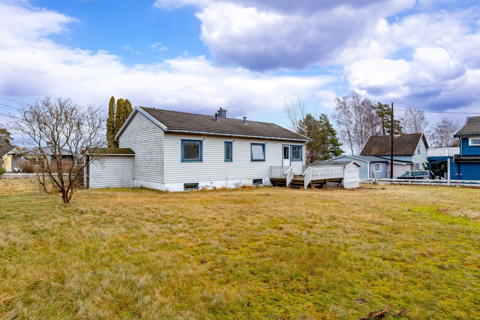 Stor eiet tomt med lettstelt hage Galleribilde