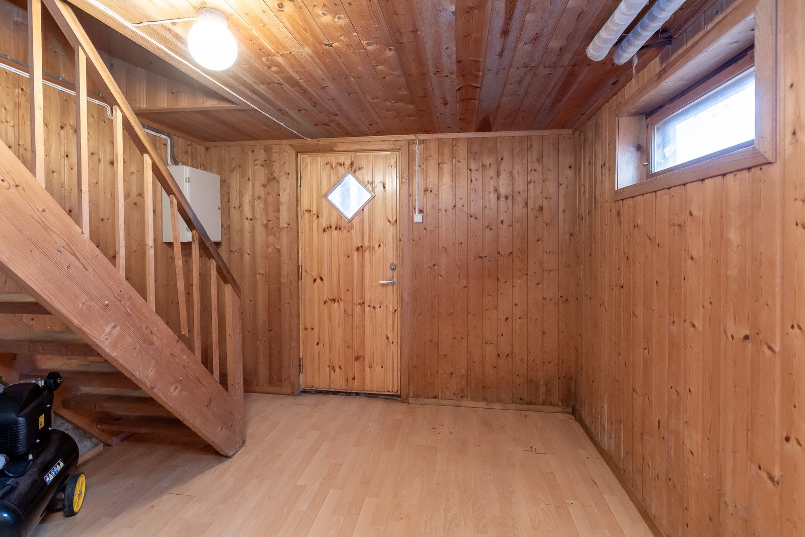 Kjeller med utgangsdør ut Galleribilde