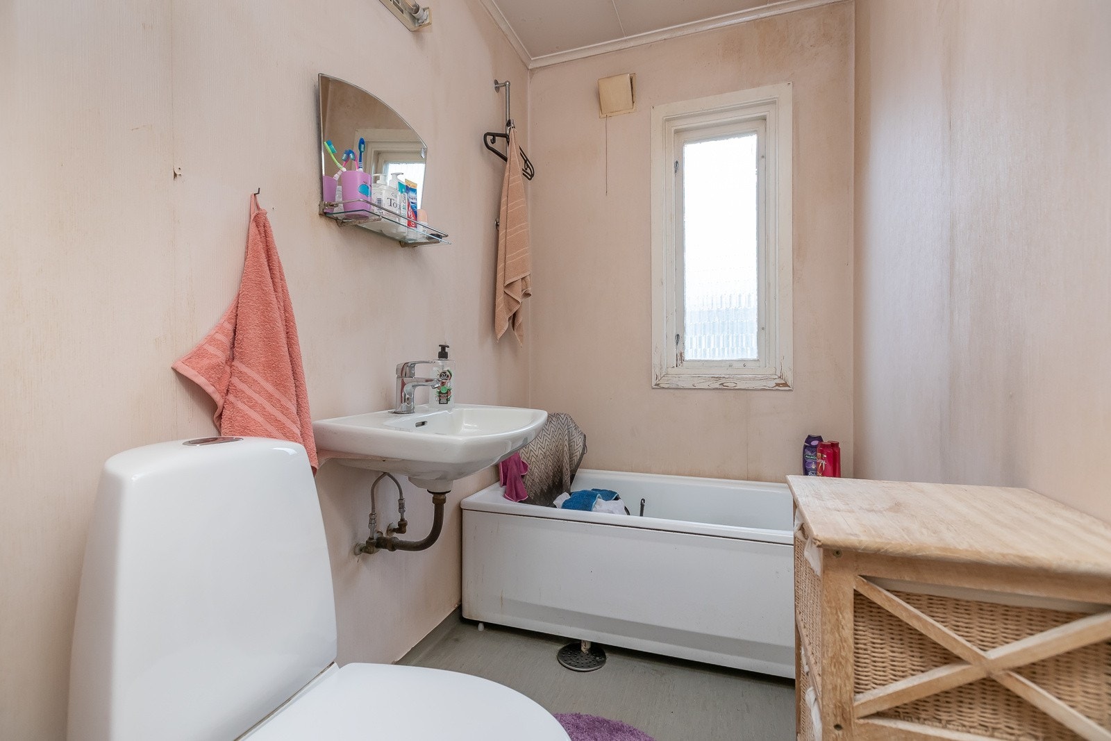 Bad med badekar og wc Galleribilde