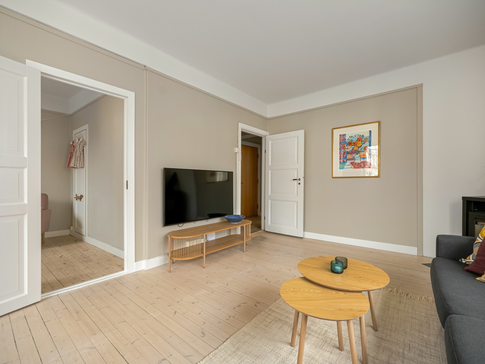 I stuen er det også bra med plass til sofagruppe med salongbord, samt studiobenk. Galleribilde