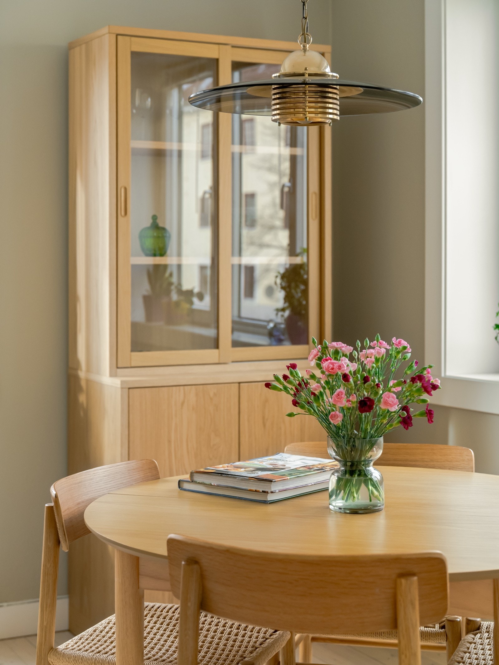 Størrelsen på stuen gir rikelig med plass til både spisebord og sofagruppe. Galleribilde