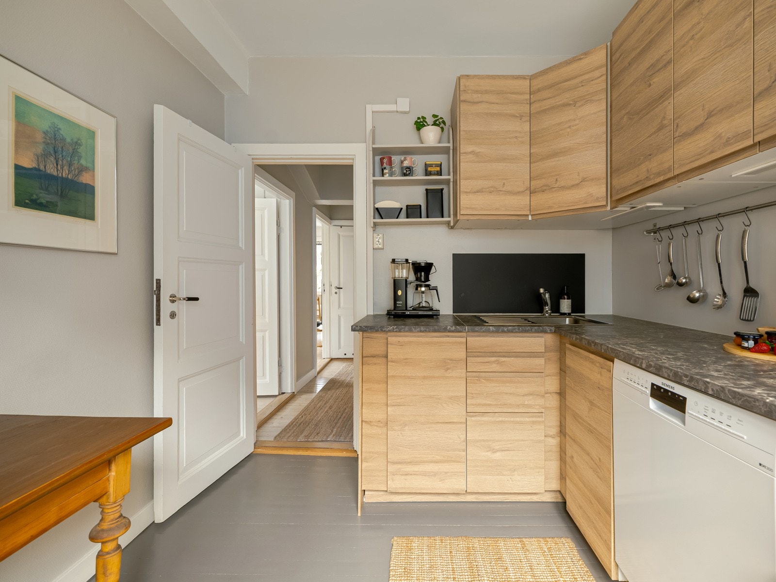 Kjøkkenet gir rikelig med skap- og benkeplass. Hvitevarene her inne følger også med i salget. Galleribilde