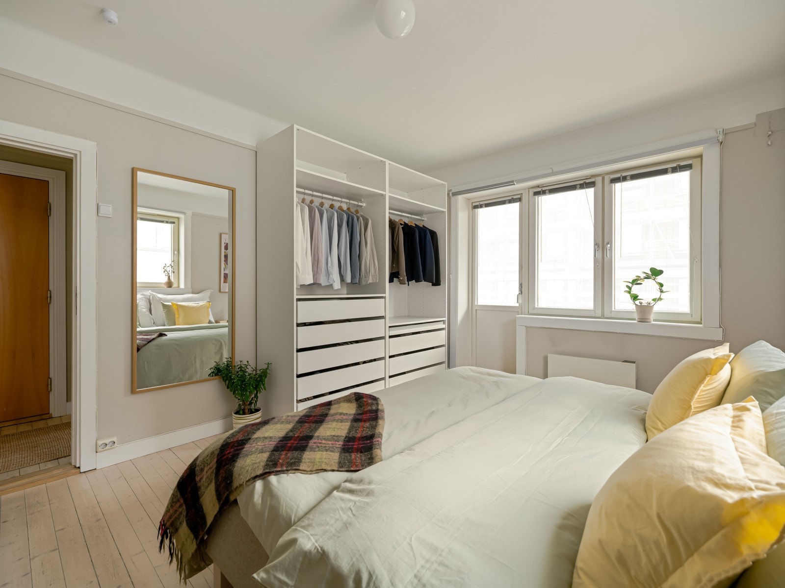 Fra soverommet finner vi utgangen til leilighetens balkong. Galleribilde