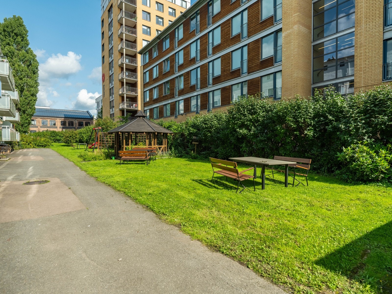 Bakgården er et koselig sted å slappe av om sommeren. Hvor deilig er det ikke å ha nærmeste "park" rett utenfor? Galleribilde