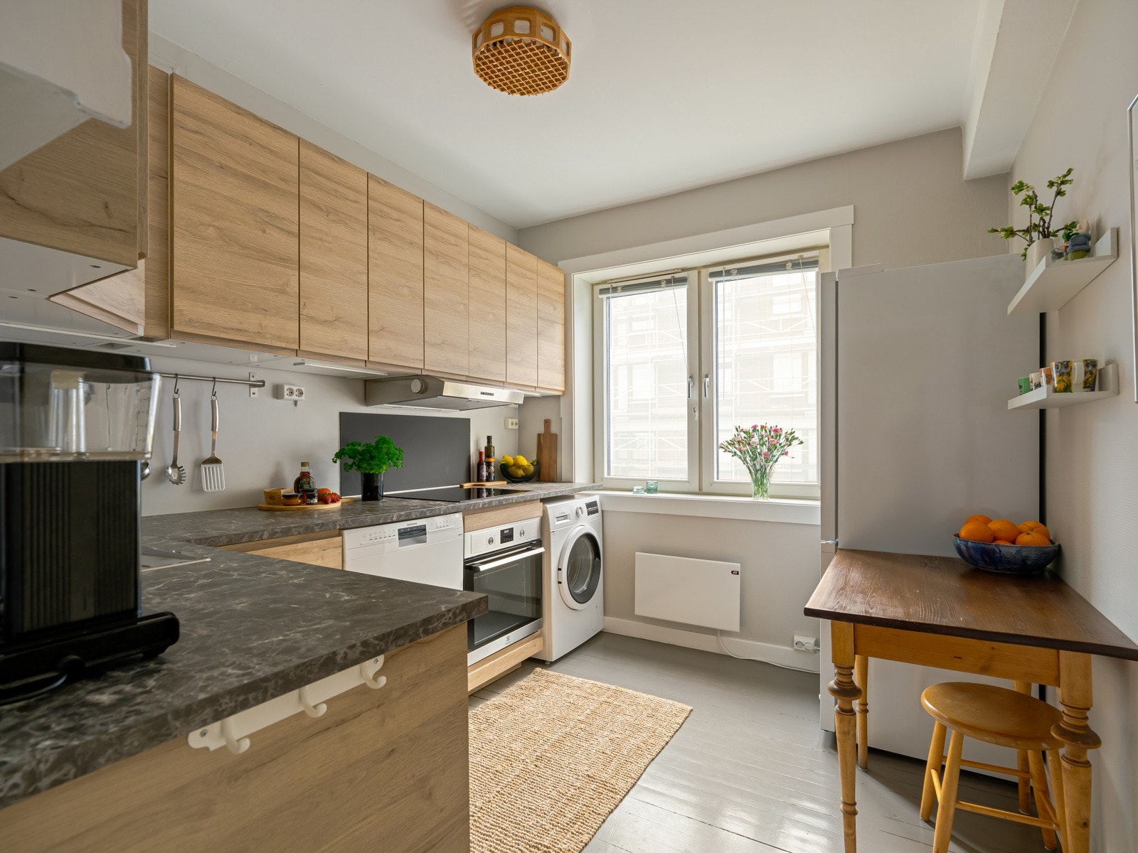 Det separate kjøkkenet var nytt i 2020 og ble ytterligere oppdatert i 2023 med ny stekeovn. Galleribilde