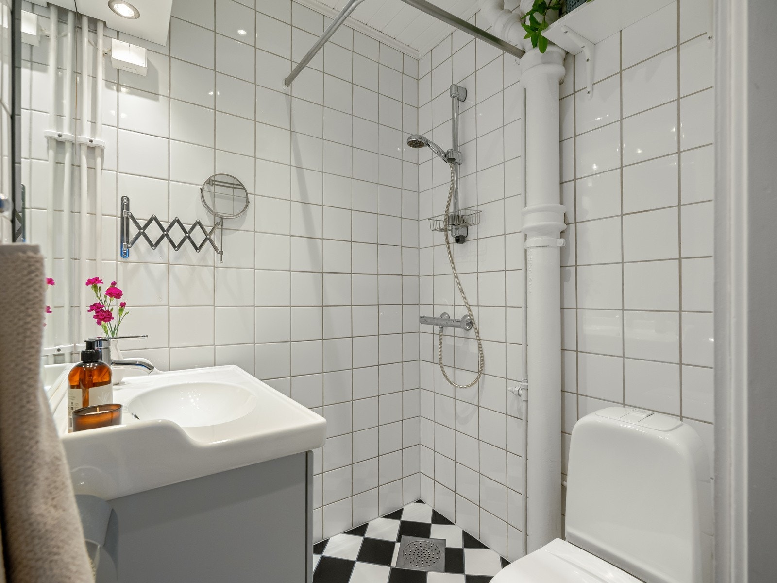 Innredningen består av dusjhjørne, toalett, samt ny servant med skap i 2020. Galleribilde