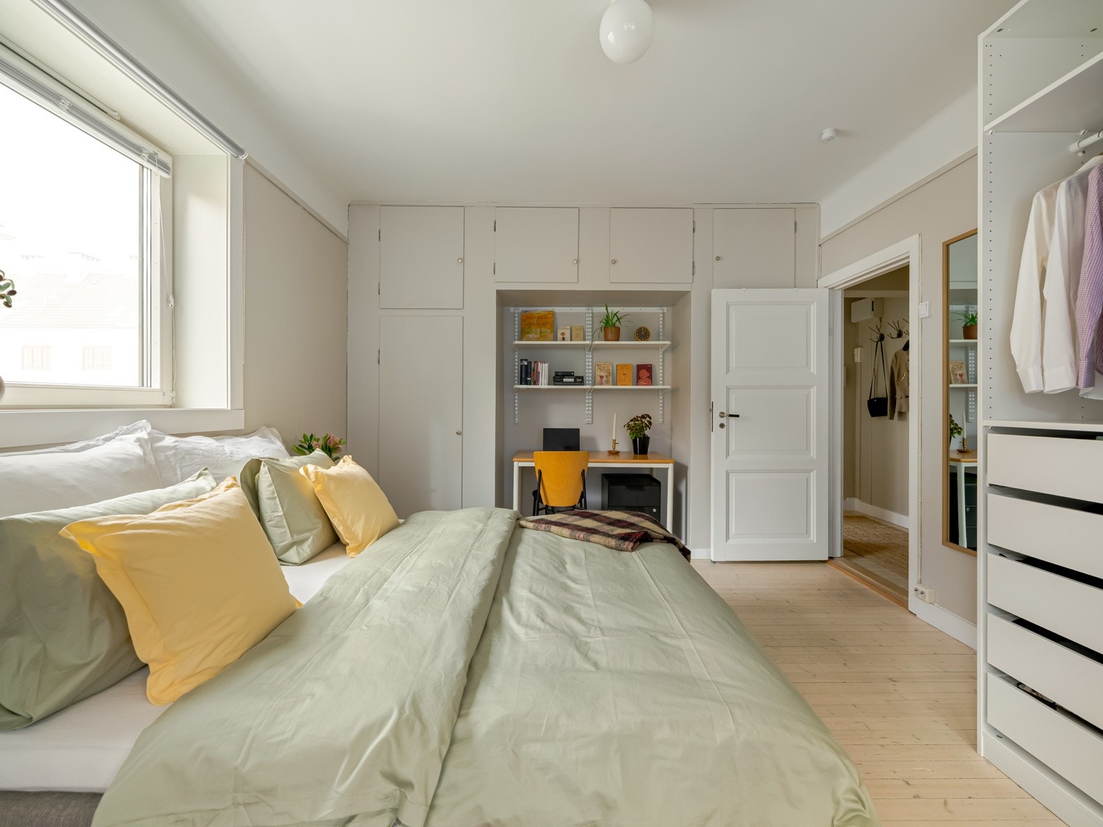 Her er det rikelig med skapplass for de som har mye klær. Galleribilde