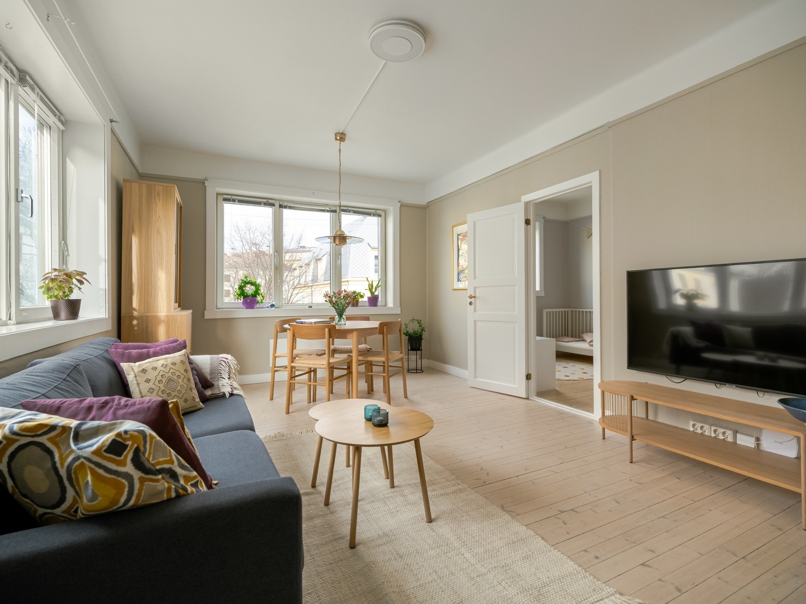 Vi fortsetter i den romslige stuen, som også er leilighetens naturlige oppholdsrom. Galleribilde