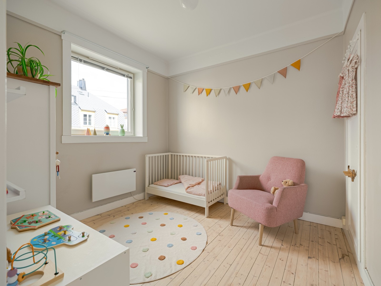 Om du ikke har behov for barneseng, er det rikelig med plass til gjesteseng eller hjemmekontor. Galleribilde