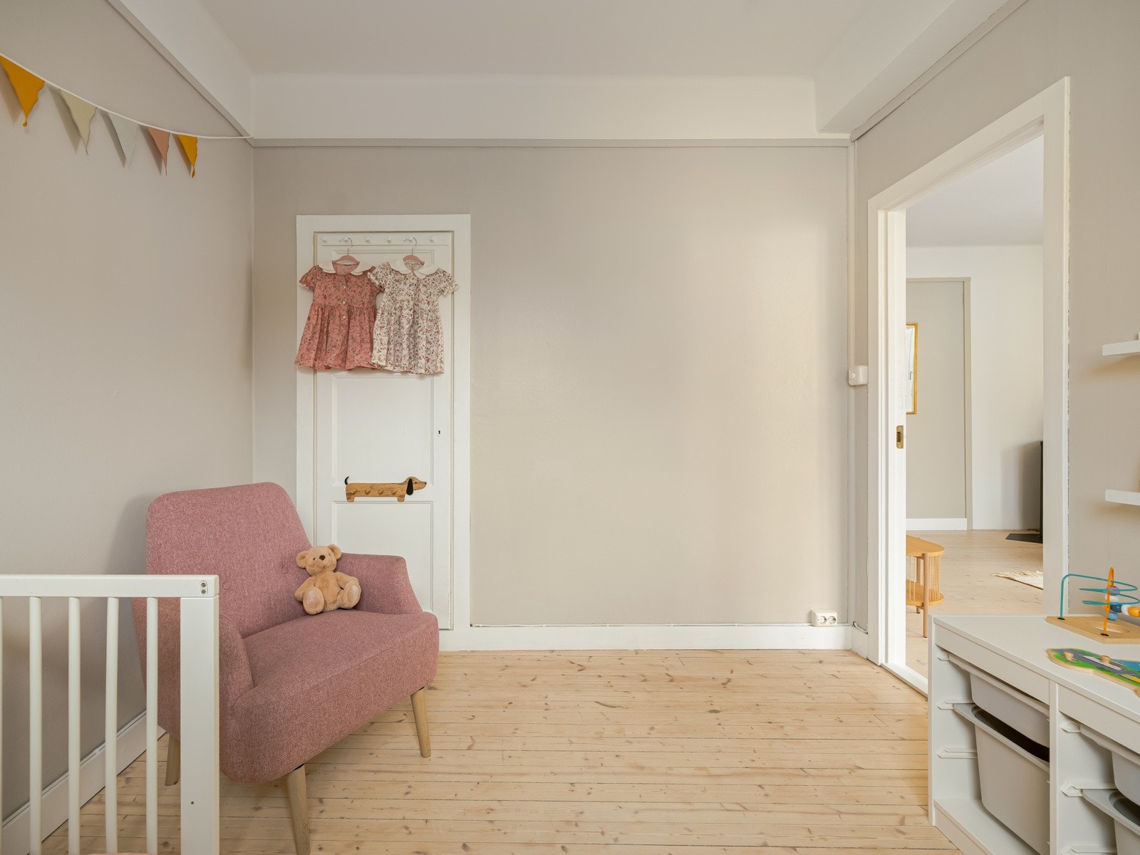 Innerst i rommet finner vi et praktisk kott til lagring. Galleribilde