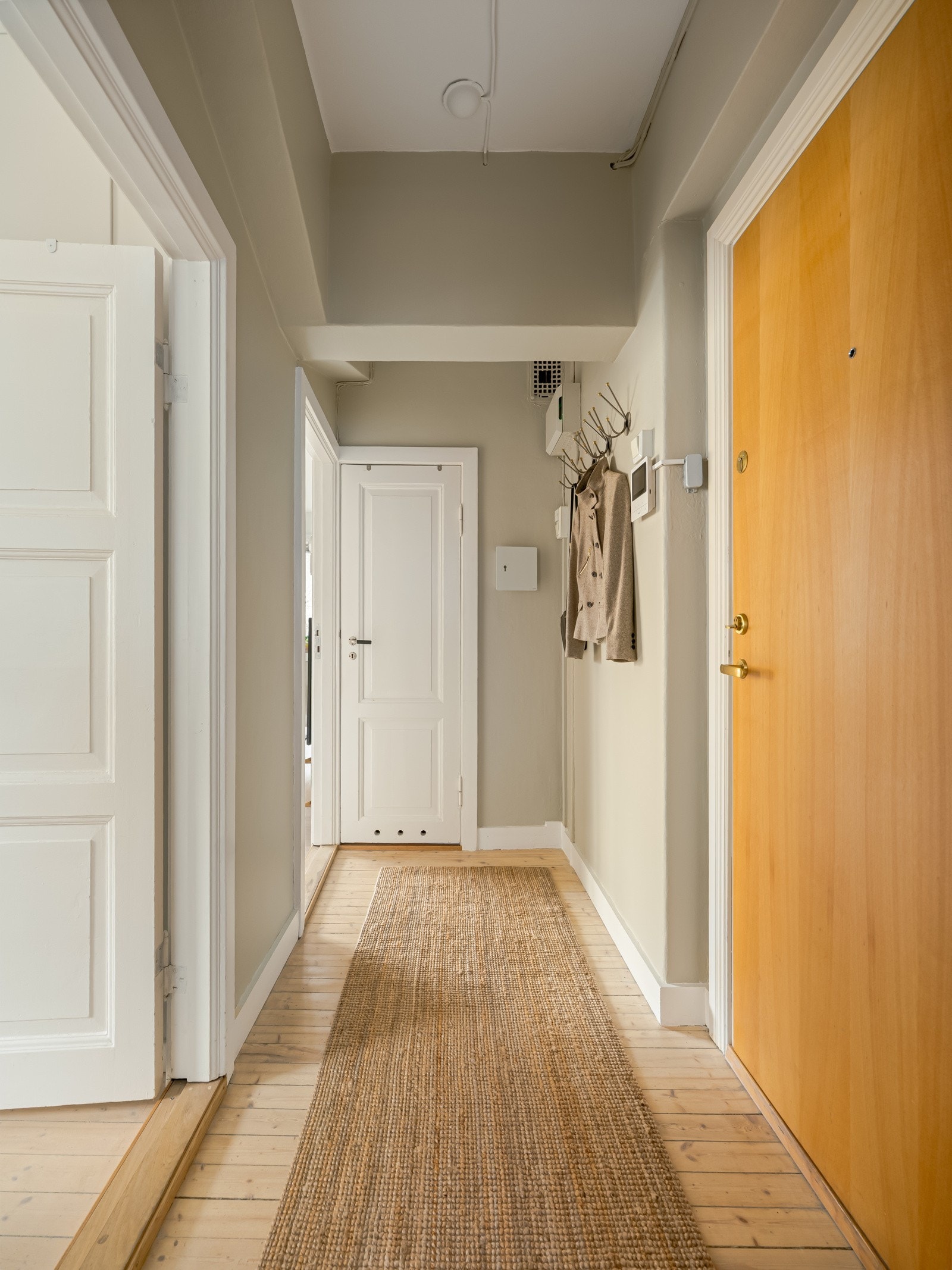 Tilbake i entreen. Det er fin plass til oppheng av yttertøy og lagring av sko. Galleribilde
