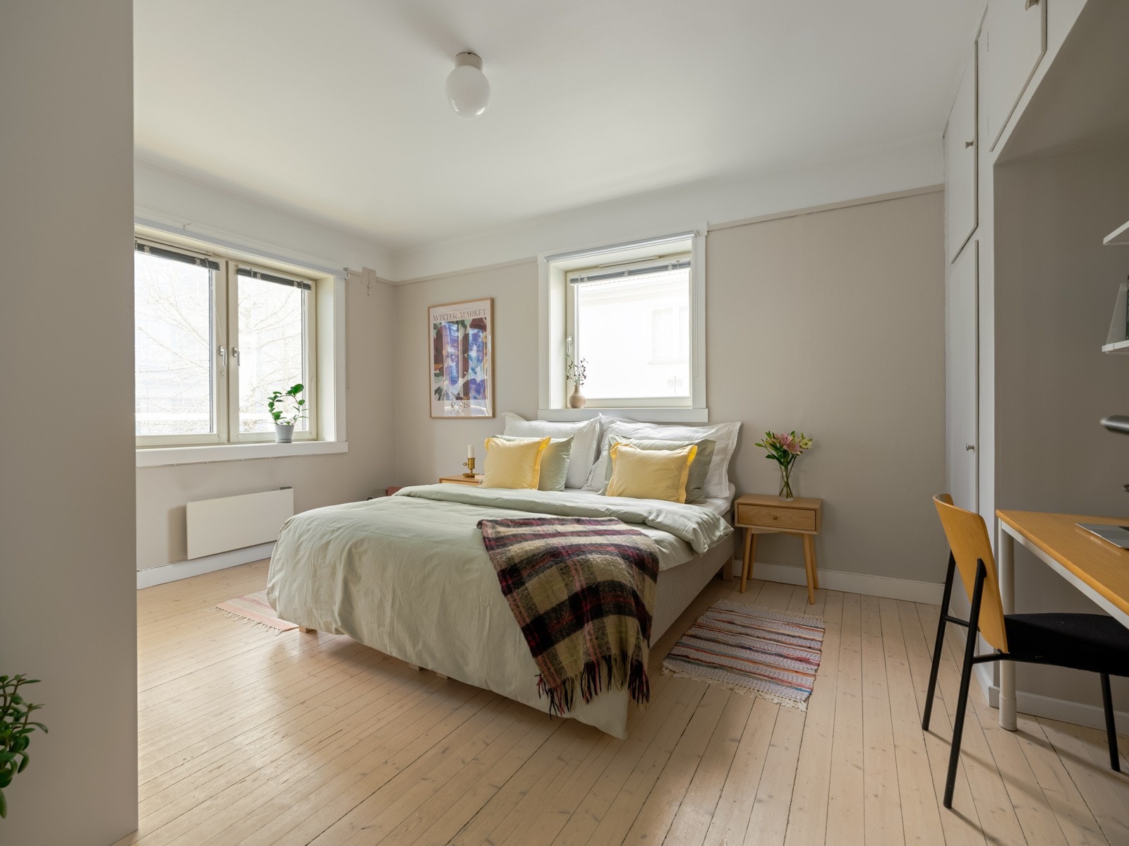 På motsatt side av leiligheten finner vi det største soverommet, som også har gjort nytten som hovedsoverom. Galleribilde