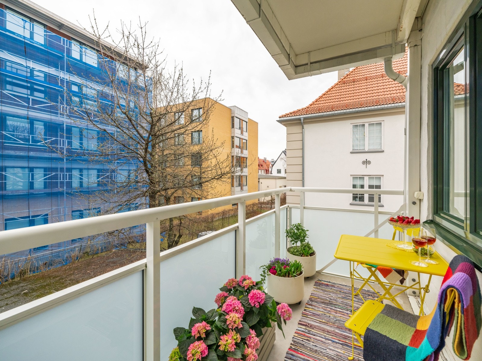 Balkongen er målt til ca. 5 kvm, som gir plass til sittegruppe og grill. Galleribilde