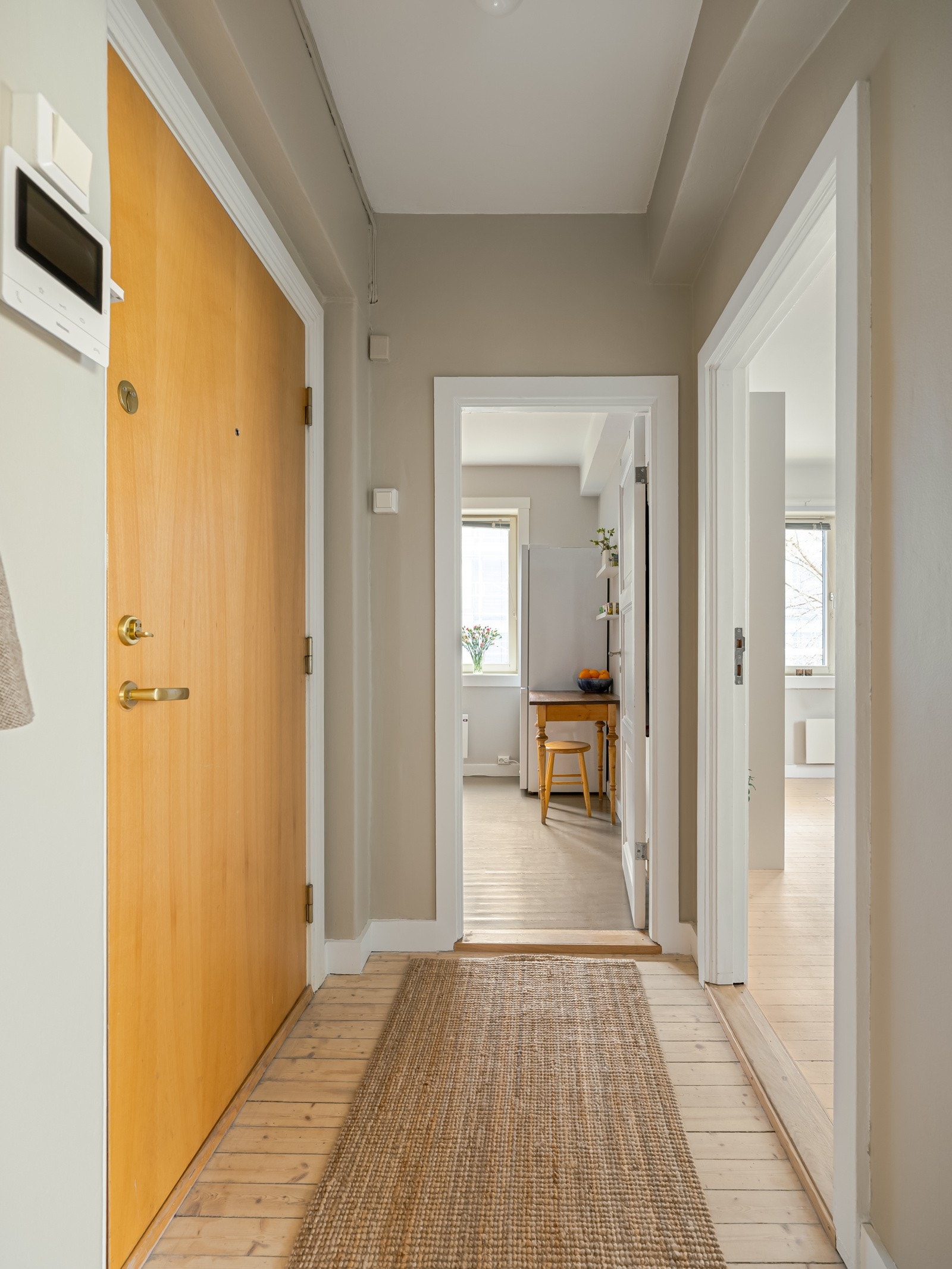 Nå befinner vi oss i entreen utenfor soverommet. Her ser vi også inn på kjøkkenet, som også er neste stopp på veien. Galleribilde