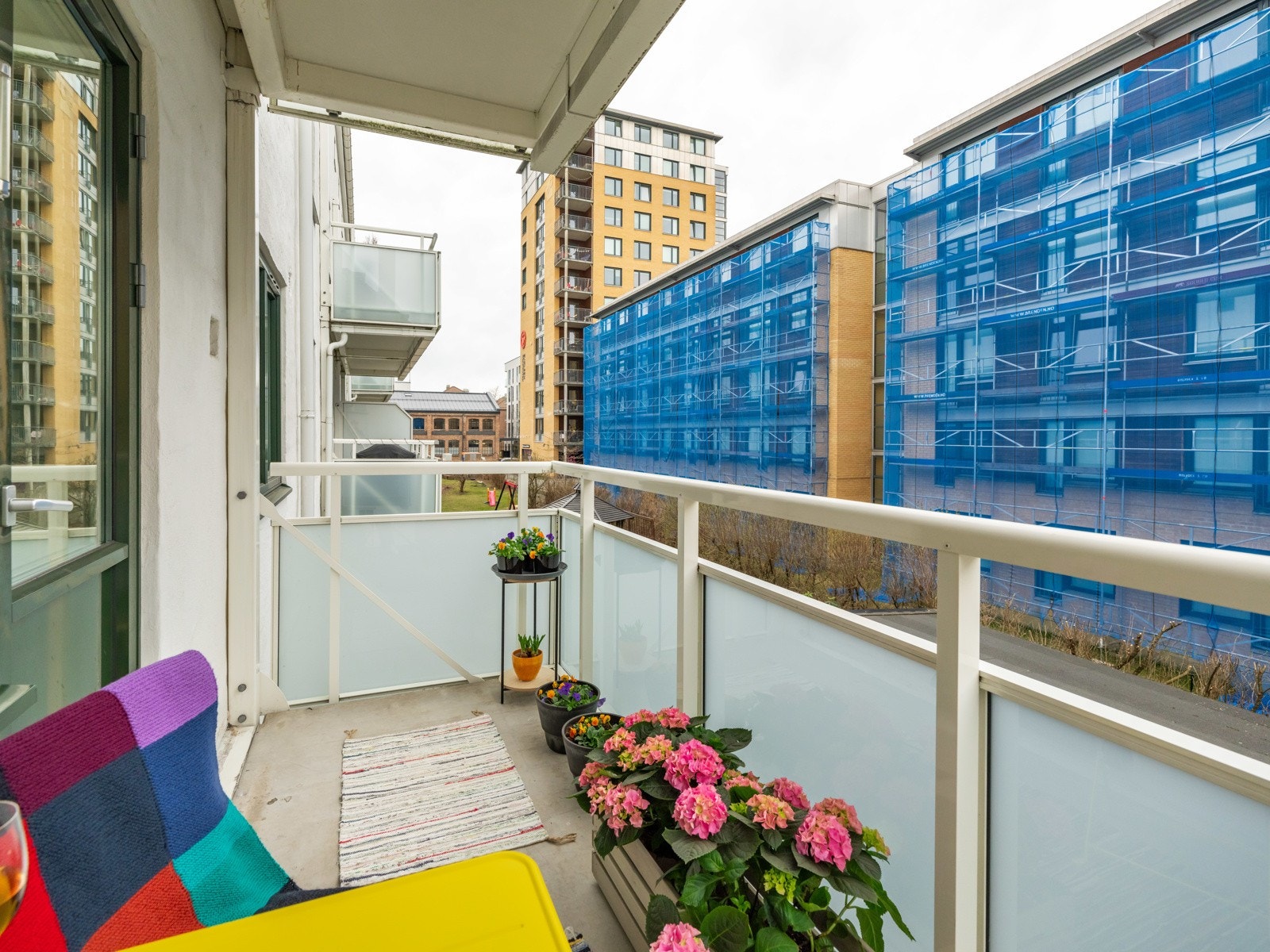 Både soverommet og balkongen vender mot bakgården. Her titter solen frem på formiddagen før den takker for seg tidlig ettermiddag. Galleribilde