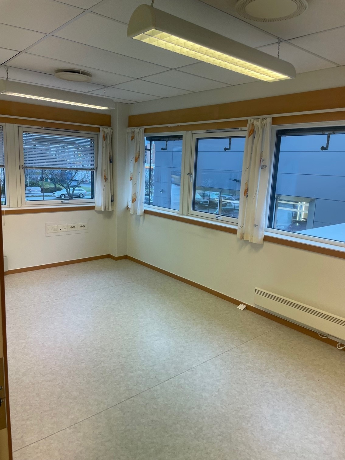 Romsligt, lyst og triveligt kontor, med utsikt. Galleribilde