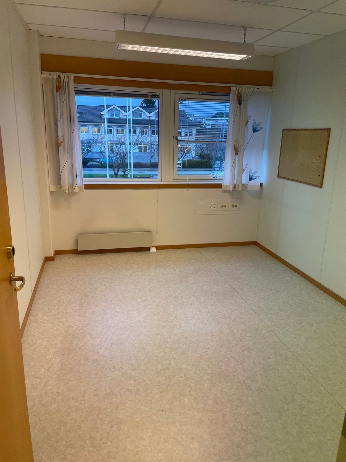 Romsligt, lyst og triveligt kontor, med utsikt. Galleribilde