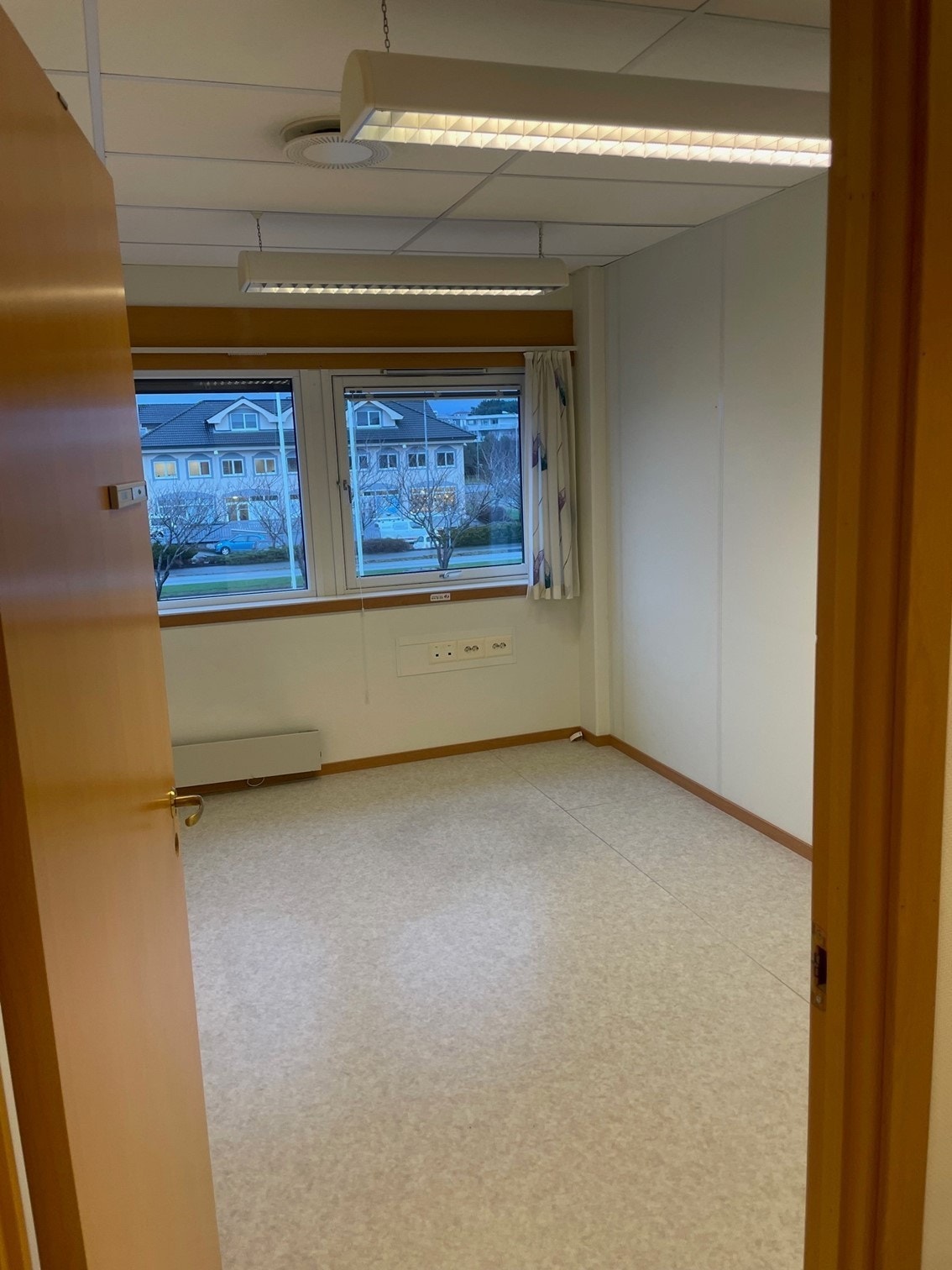 Romsligt, lyst og triveligt kontor, med utsikt. Galleribilde