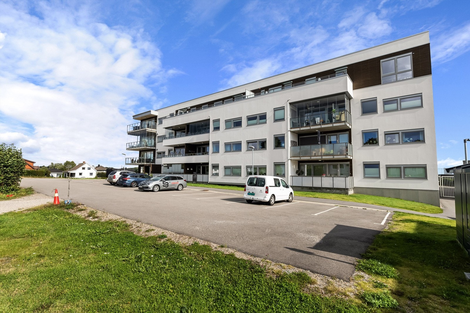 Felles parkeringplass til gjester og beboere Galleribilde