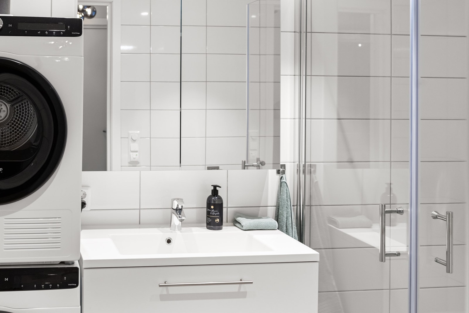 Badet er delikat og tidløst innredet med varmekabler i gulv Galleribilde