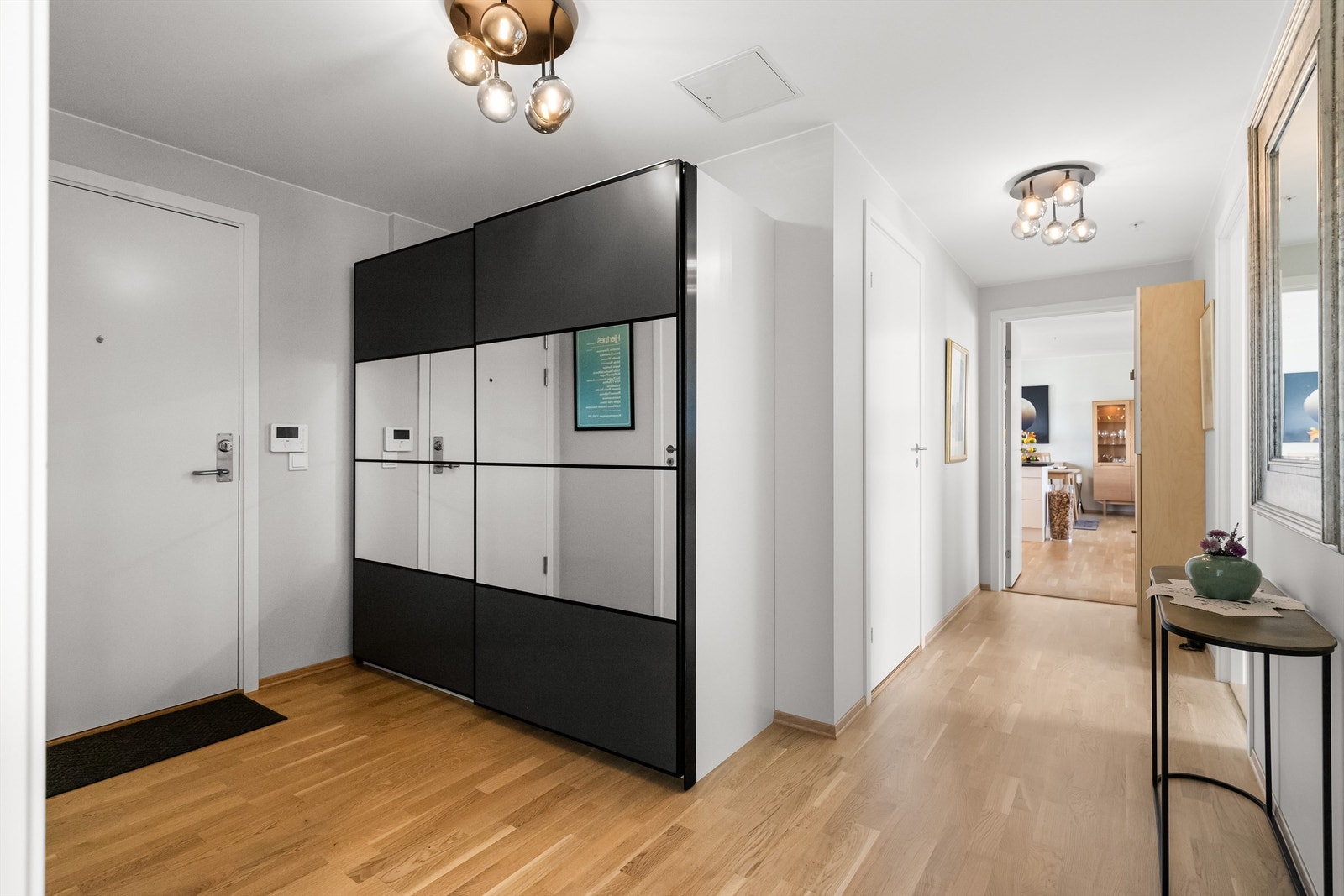 Stor garderobeløsning i gang/entrè Galleribilde