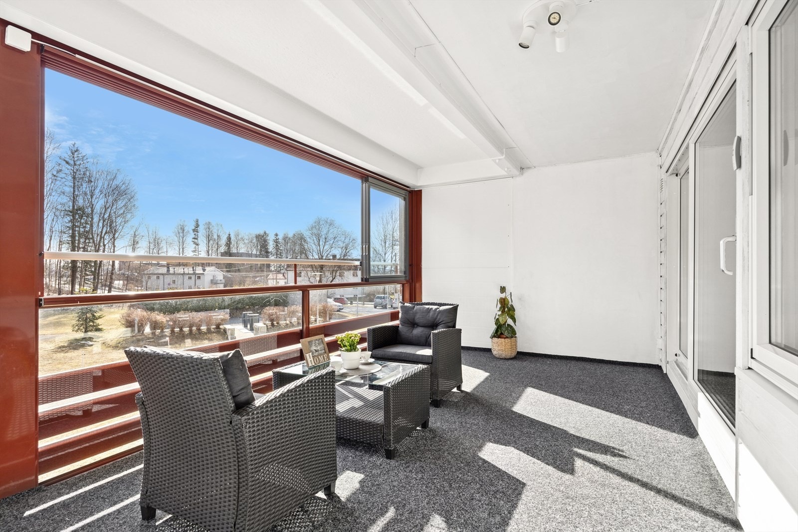 Lys og flott 2(3)-roms andelsleilighet med stor innglasset balkong Galleribilde