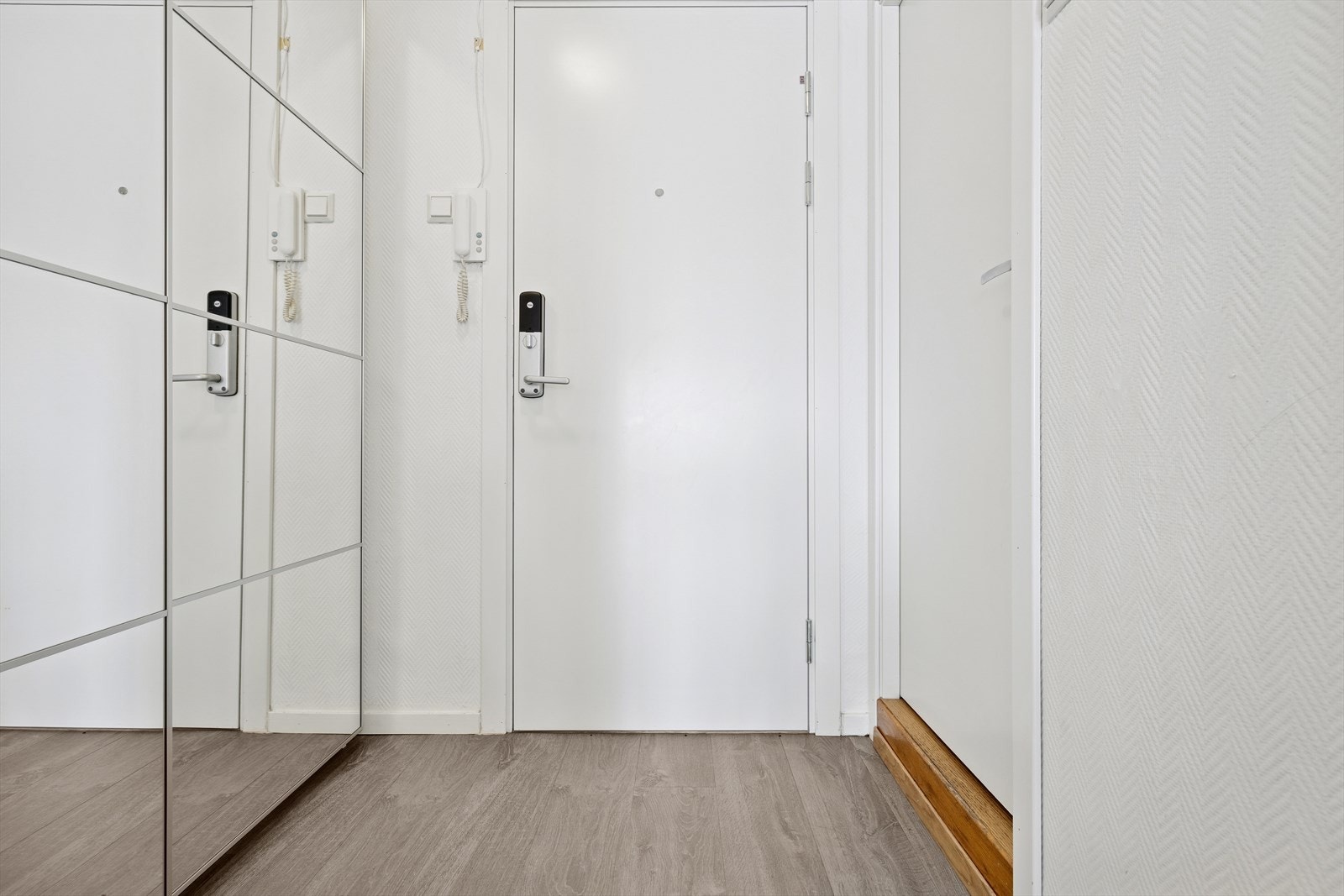 Velkommen inn til en romslig og lys entré. Gode oppbevaringsmuligheter i skyvedørsgarderobe Galleribilde