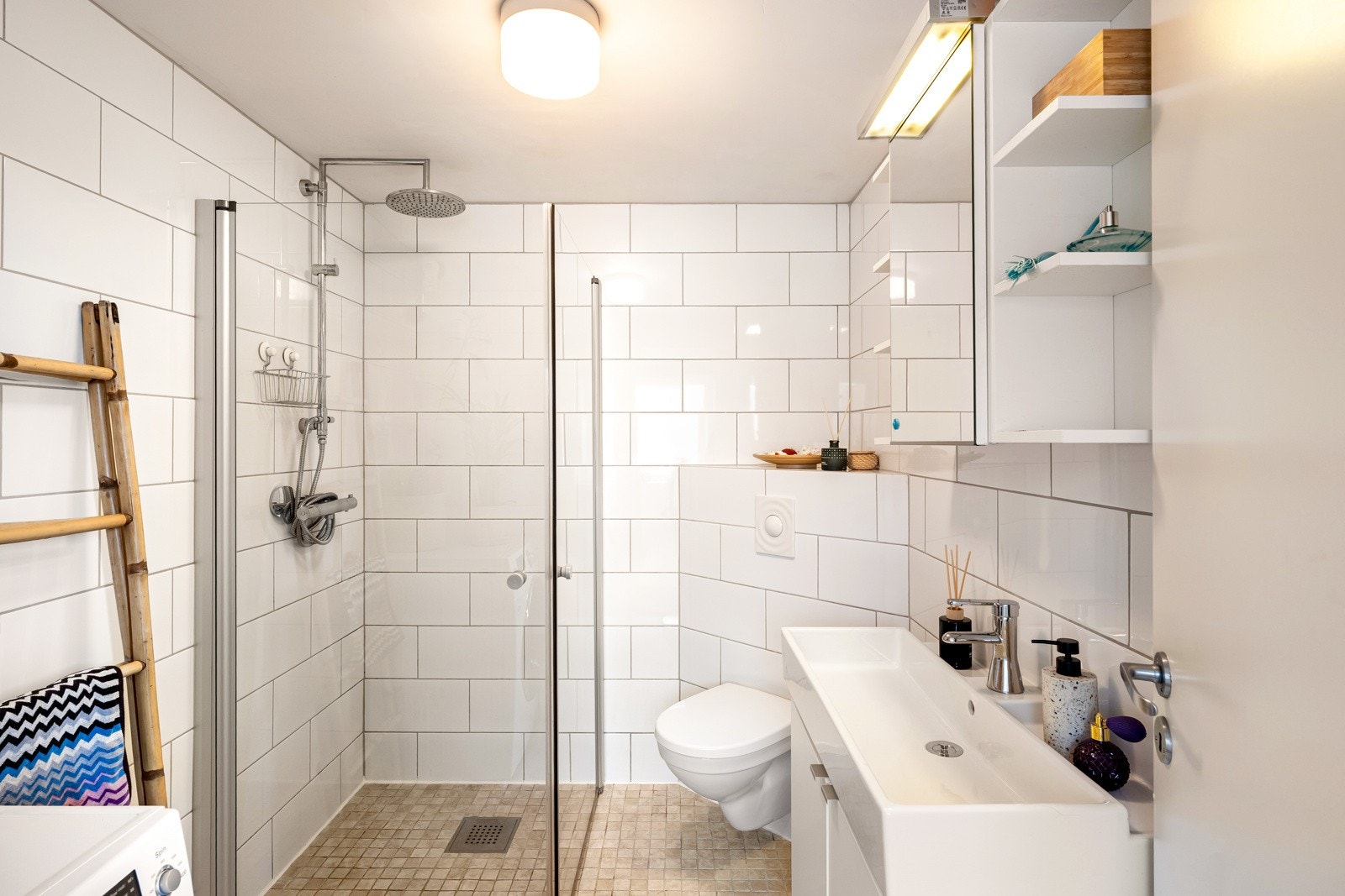 Badet ble oppgradert i 2011, med beige fliser på gulv og hvite veggfliser. Galleribilde