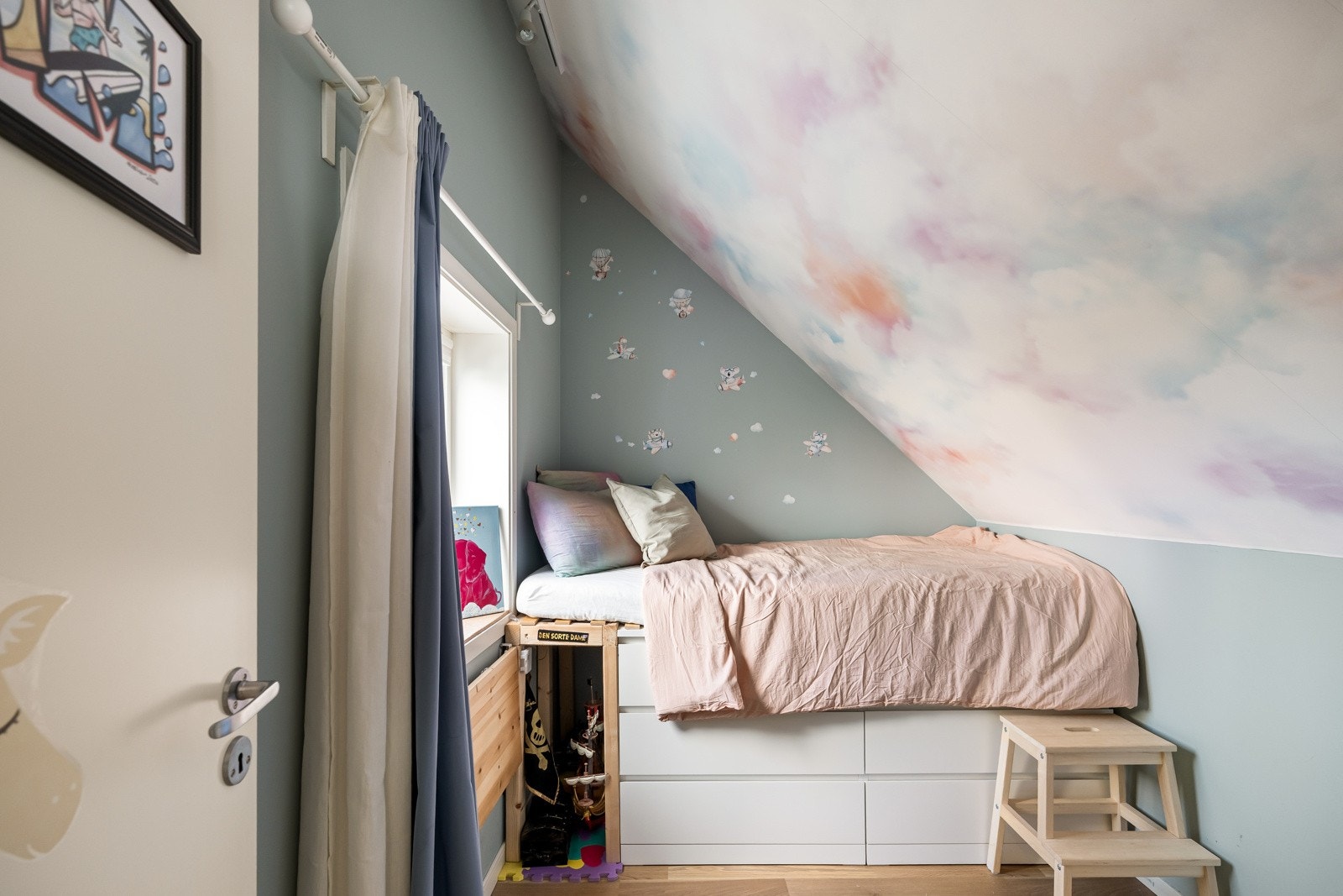 Innenfor soverommet har man et ekstra rom som i dag benyttes som soverom. Galleribilde