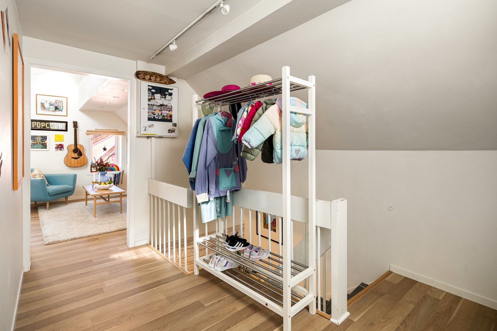 Gangen har god plass til oppbevaring av yttertøy og sko. Galleribilde