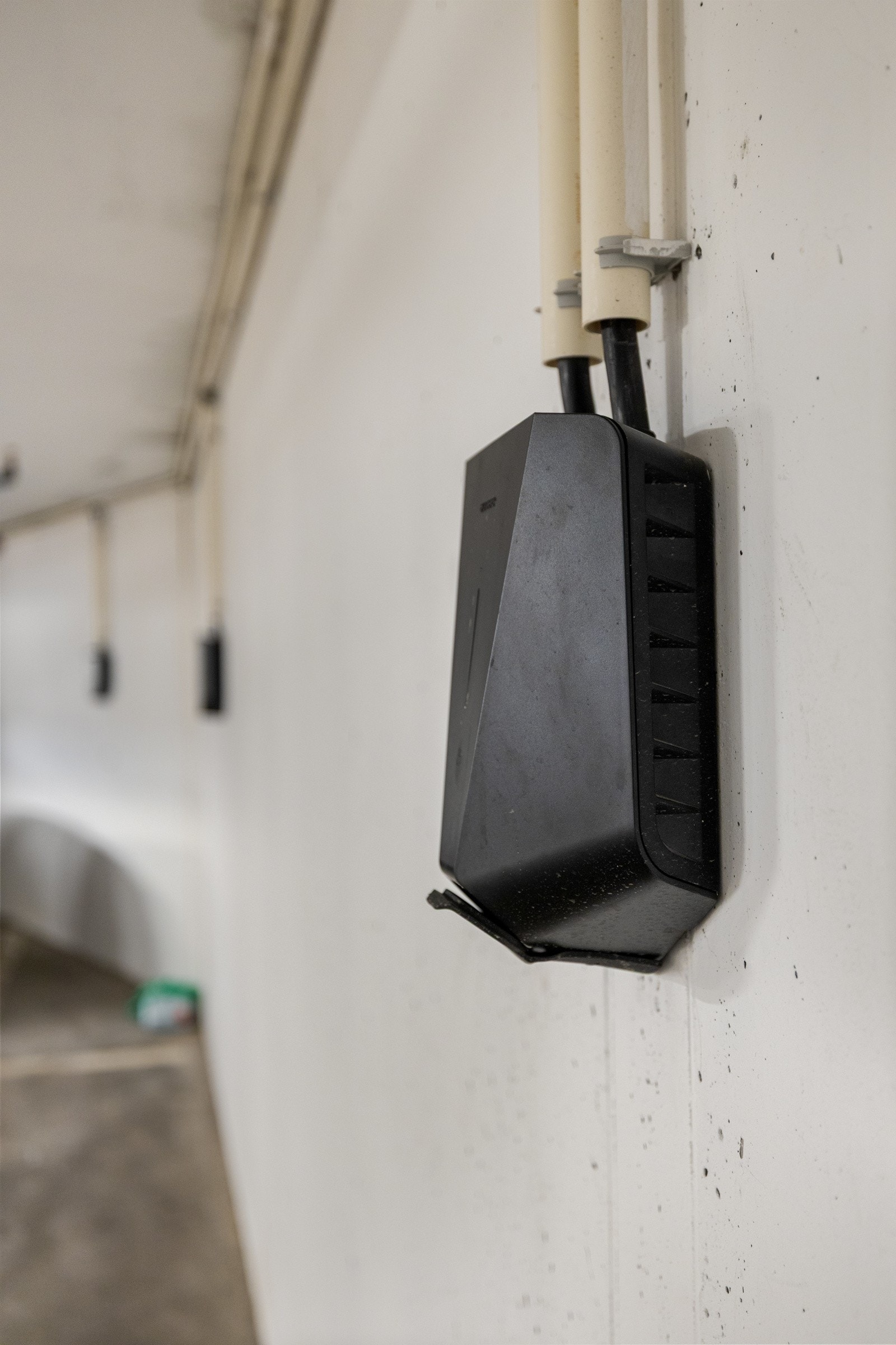 Elbillader er montert på plassen. Ny eier må koble til eget abonnement via Aneo. Galleribilde