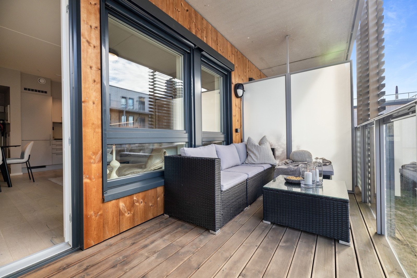 Sydvestvendt og overbygd balkong på ca. 7,5 kvm blir en fin forlengelse av stuen. Galleribilde