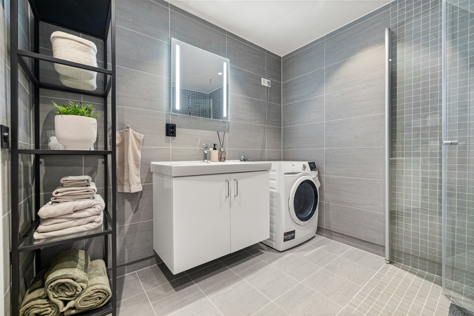 God belysning med downlights i taket og speil med integrert belysning. Galleribilde