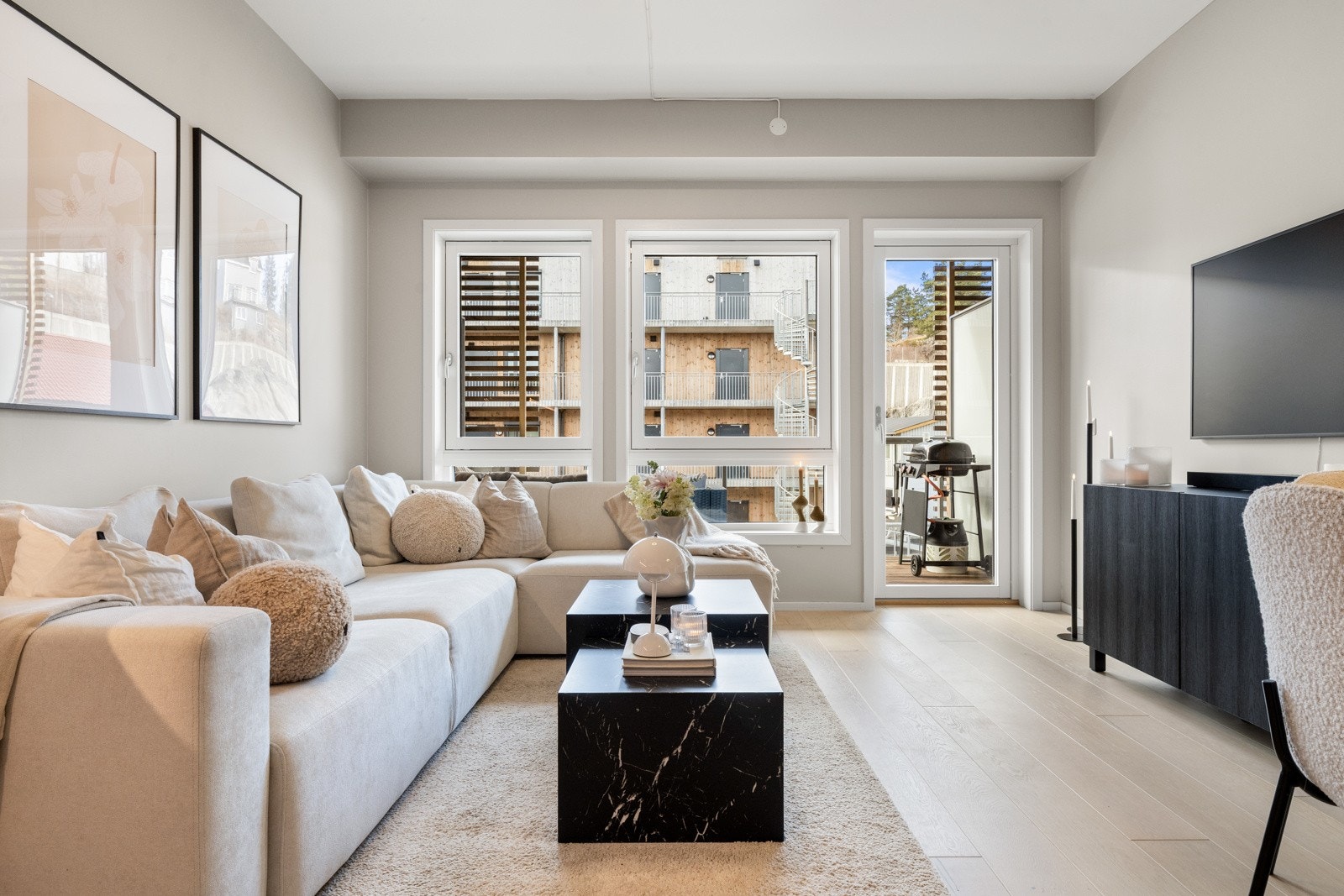 Leiligheten har bla. lyse slette veggflater, parkettgulv og balansert ventilasjon. Galleribilde