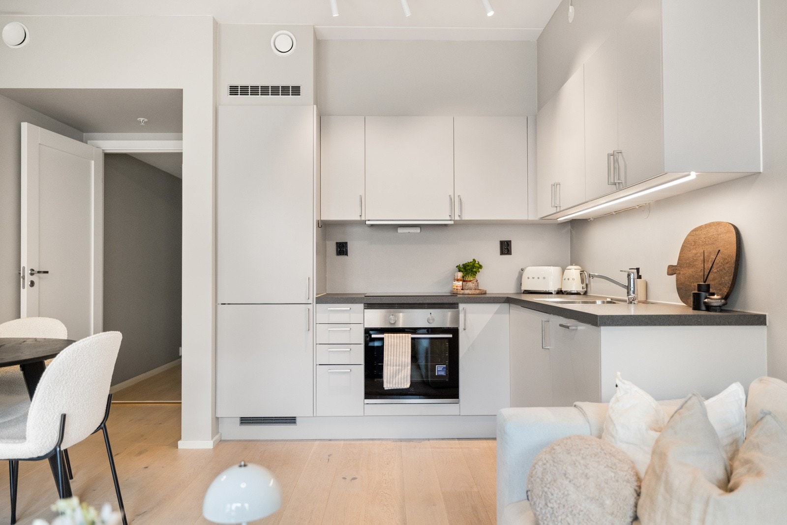 I hjørnet av allrommet ligger et moderne og helhetlig kjøkken. Galleribilde