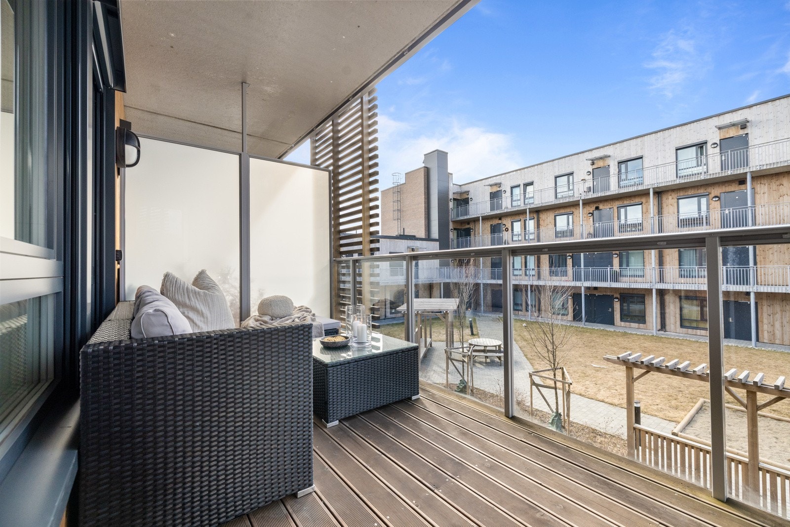 Leiligheten ligger i 3.etasje og har fine fasiliteter som solrik balkong, heis og garasjeplass med elbillader. Galleribilde