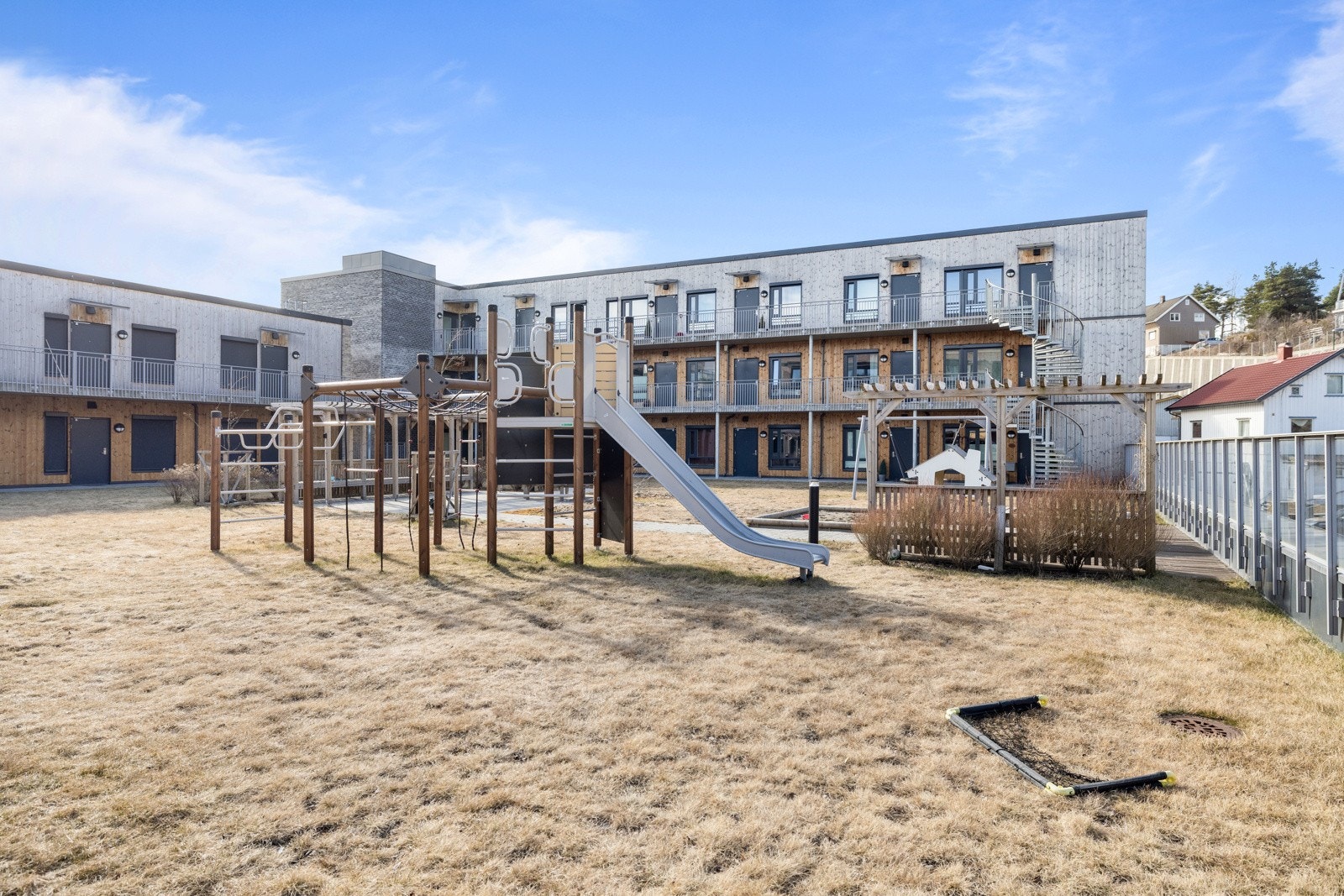 Sameiet har fine fellesområder med gressplen, beplantning og lekeplass. Galleribilde