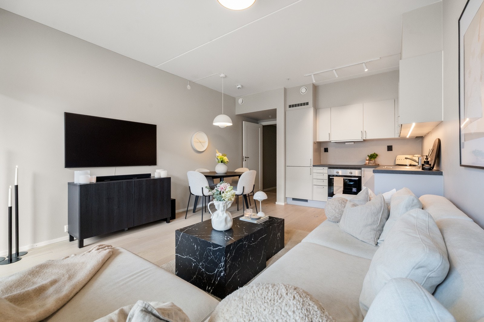 Kristian B. Hansen v/ Proaktiv Lillestrøm har gleden av å presentere en flott 2-roms selveier fra 2021! Galleribilde