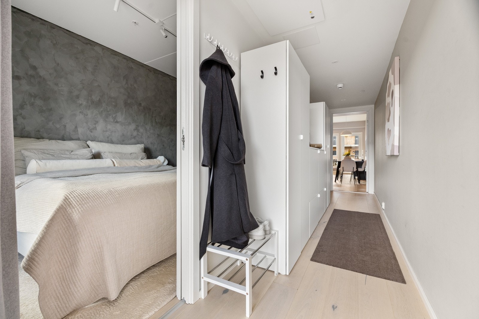 Leiligheten har langstrakt gang med god plass til oppbevaring. Galleribilde