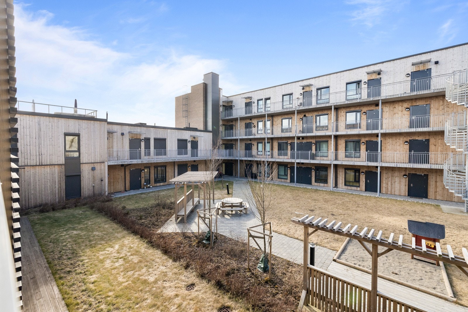 Balkongen vender inn mot privat og rolig bakgård i sameiet. Galleribilde