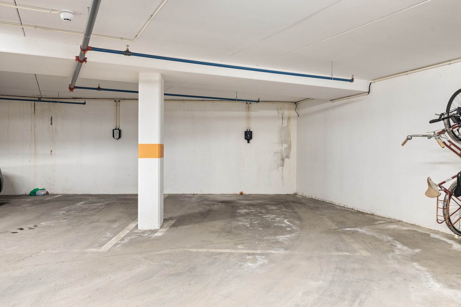 Det medfølger garasjeplass (nr. 27) i felles kjelleranlegg, med heisadkomst opp til leilighetsplan i 3.etg. Det er også tilgang til felles sykkelbod. Galleribilde