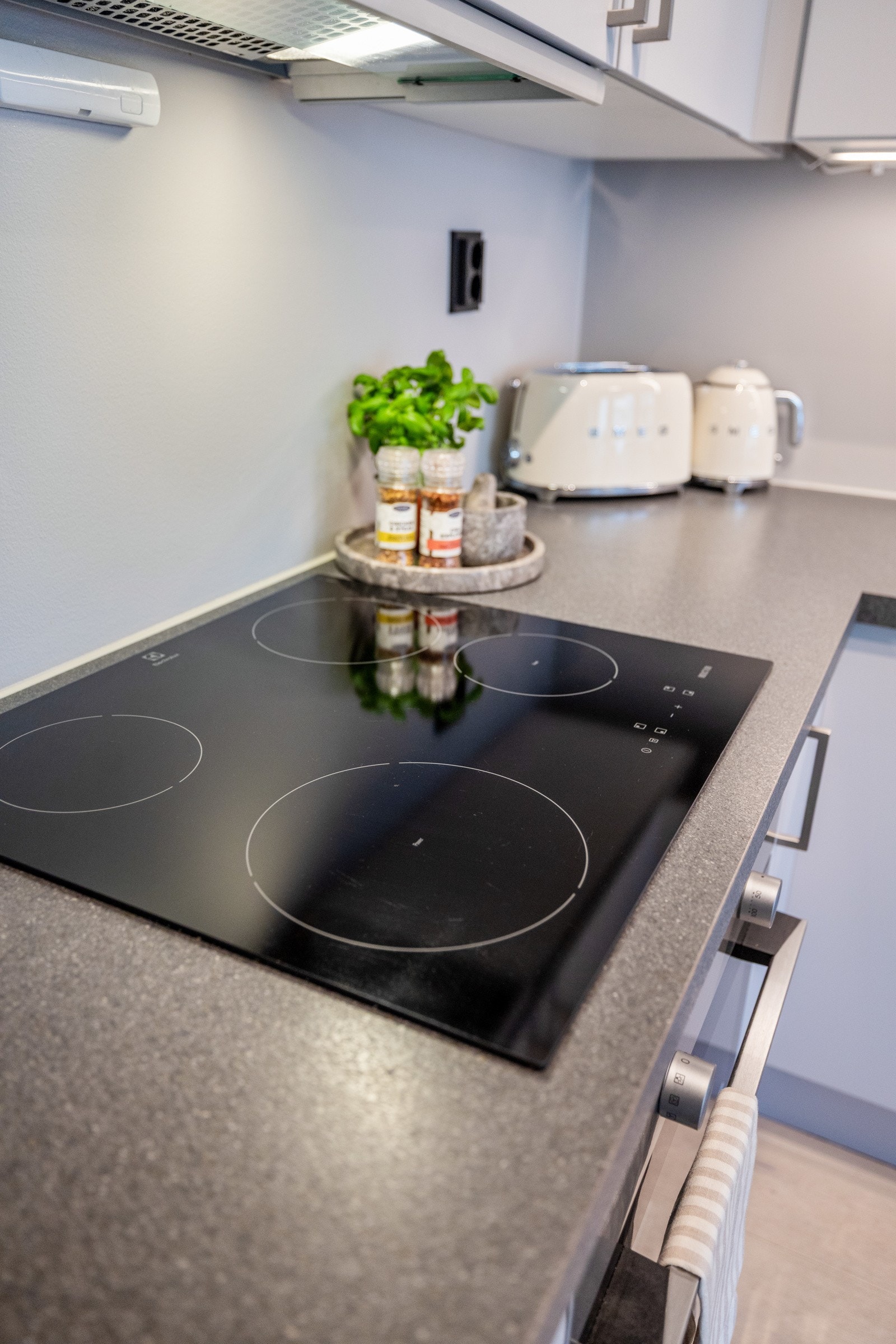 Kjøkkenet er komplett utstyrt med integrerte hvitevarer, som alle medfølger. Komfyrvakt er montert. Galleribilde