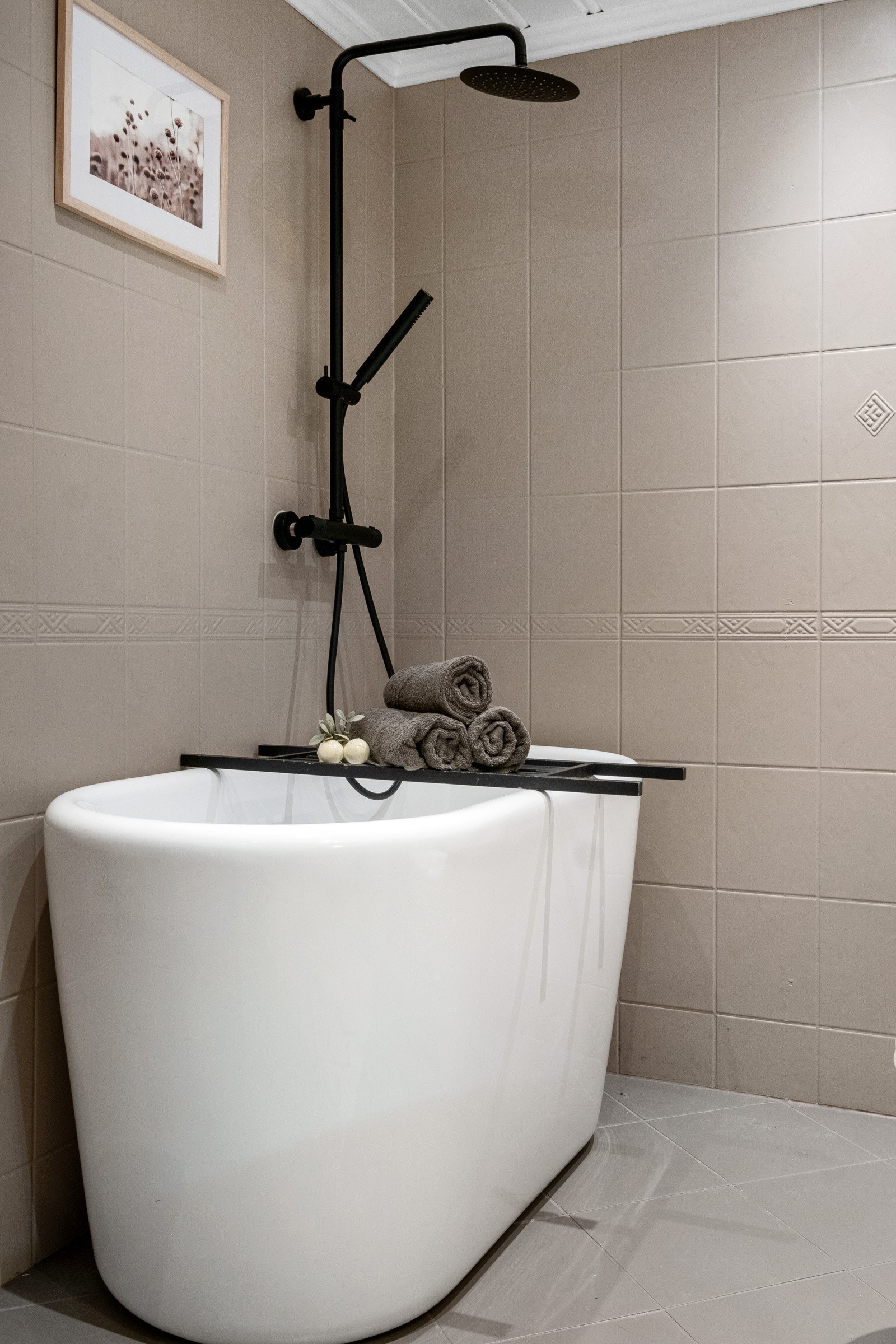 Regnfallsdusj og badekar. Galleribilde