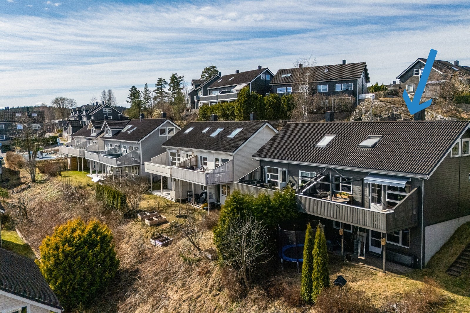 Et paradis for barnefamilier med aktivitetspark, mange lekeplasser og et nabolag fullt av barn. Galleribilde