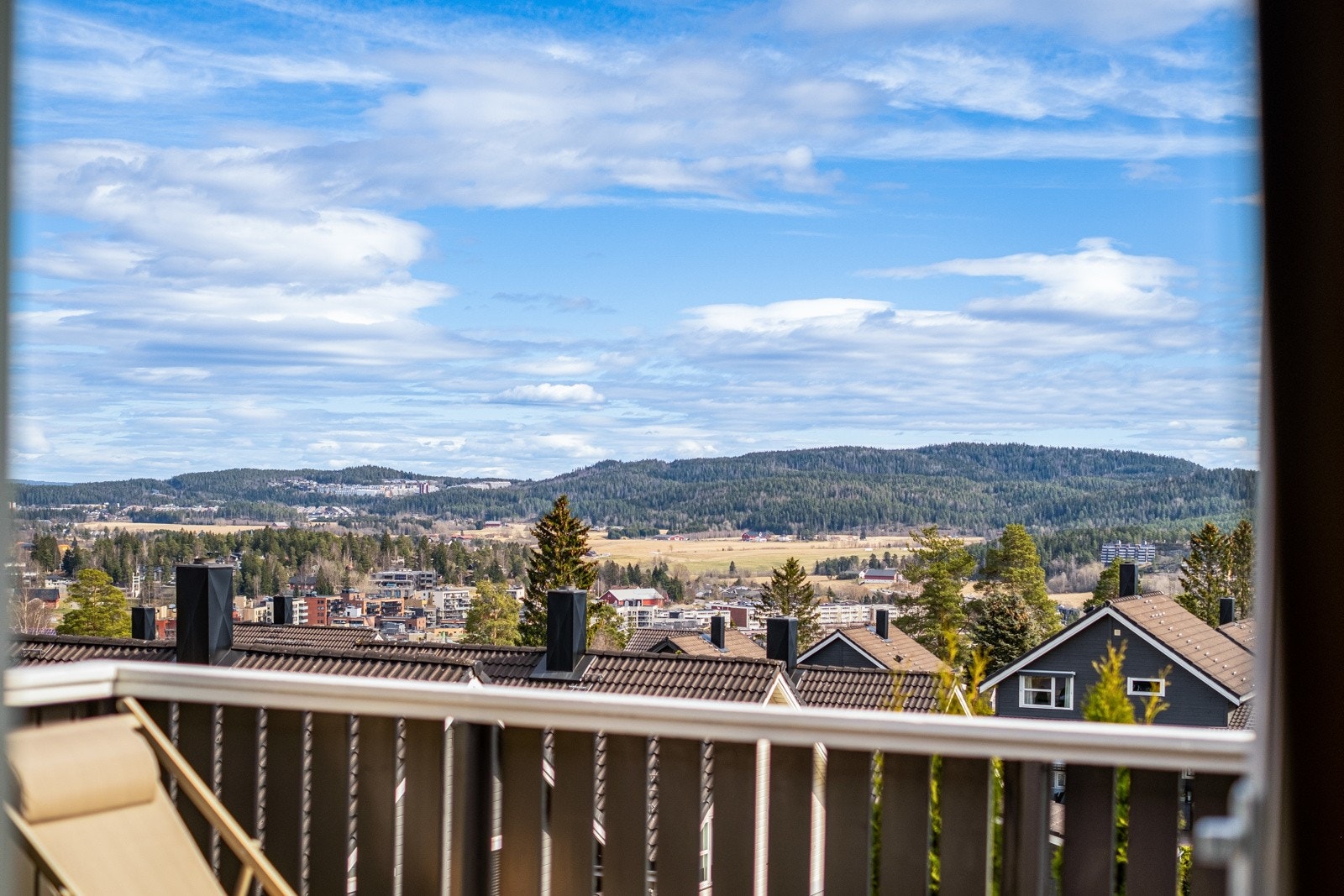 Utsikt fra 1.etasje og verandaen. Galleribilde