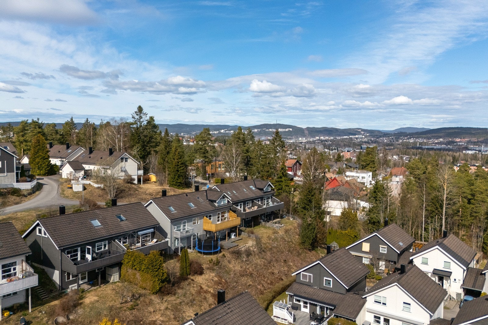 Ettertraktet boligstrøk, spesielt for barnefamilier med kort vei til skoler, barnehager og fritidsaktiviteter. Galleribilde